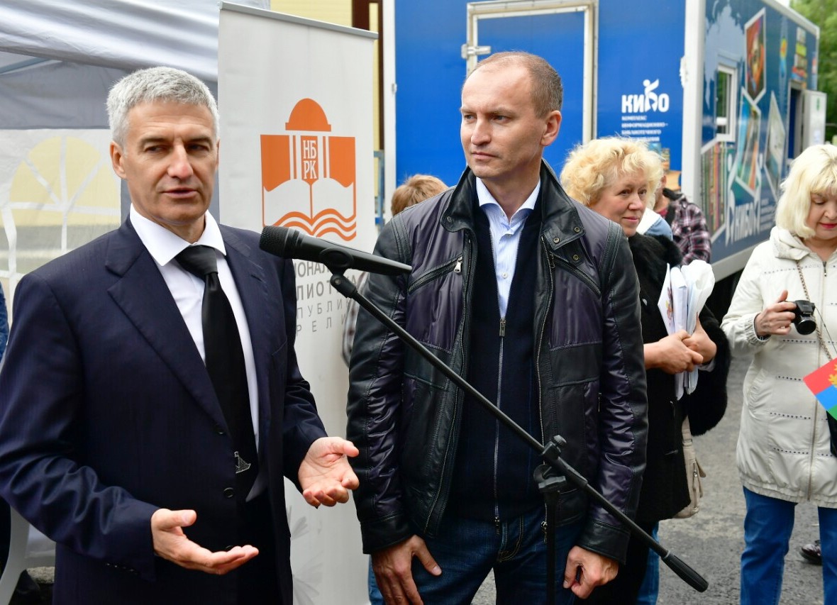 Артур Парфенчиков передал комплект книг Беломорской централизованной библиотечной системе